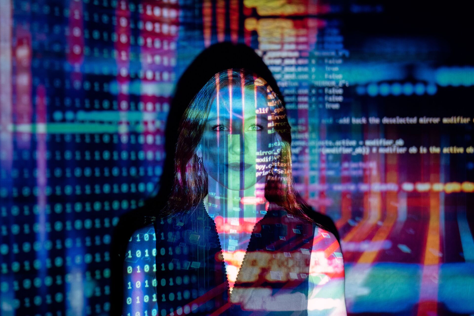 Professionista al lavoro su sistemi digitali