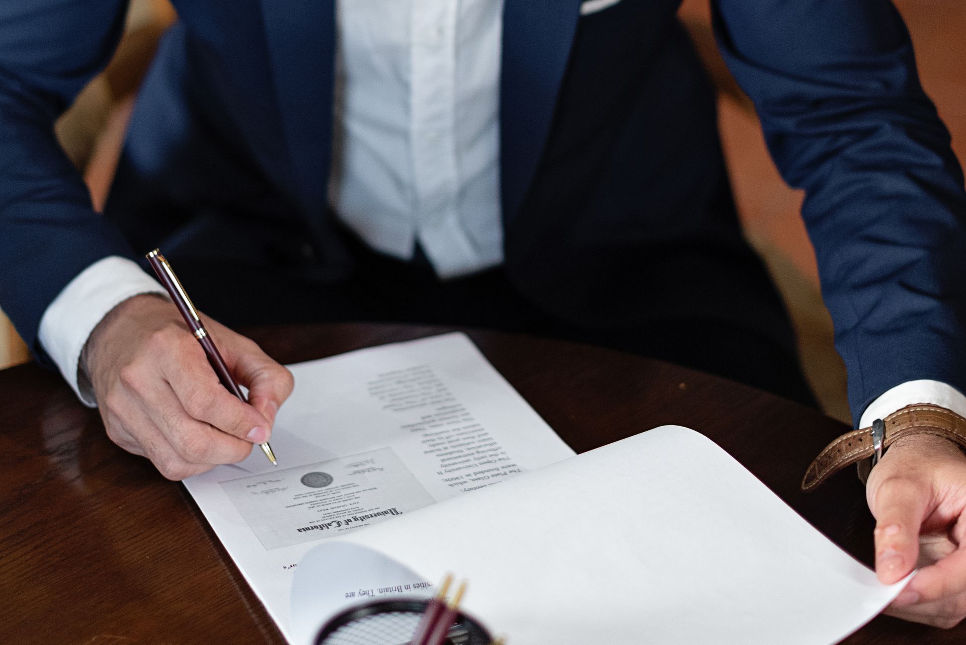 Firma di documenti in uno studio professionale