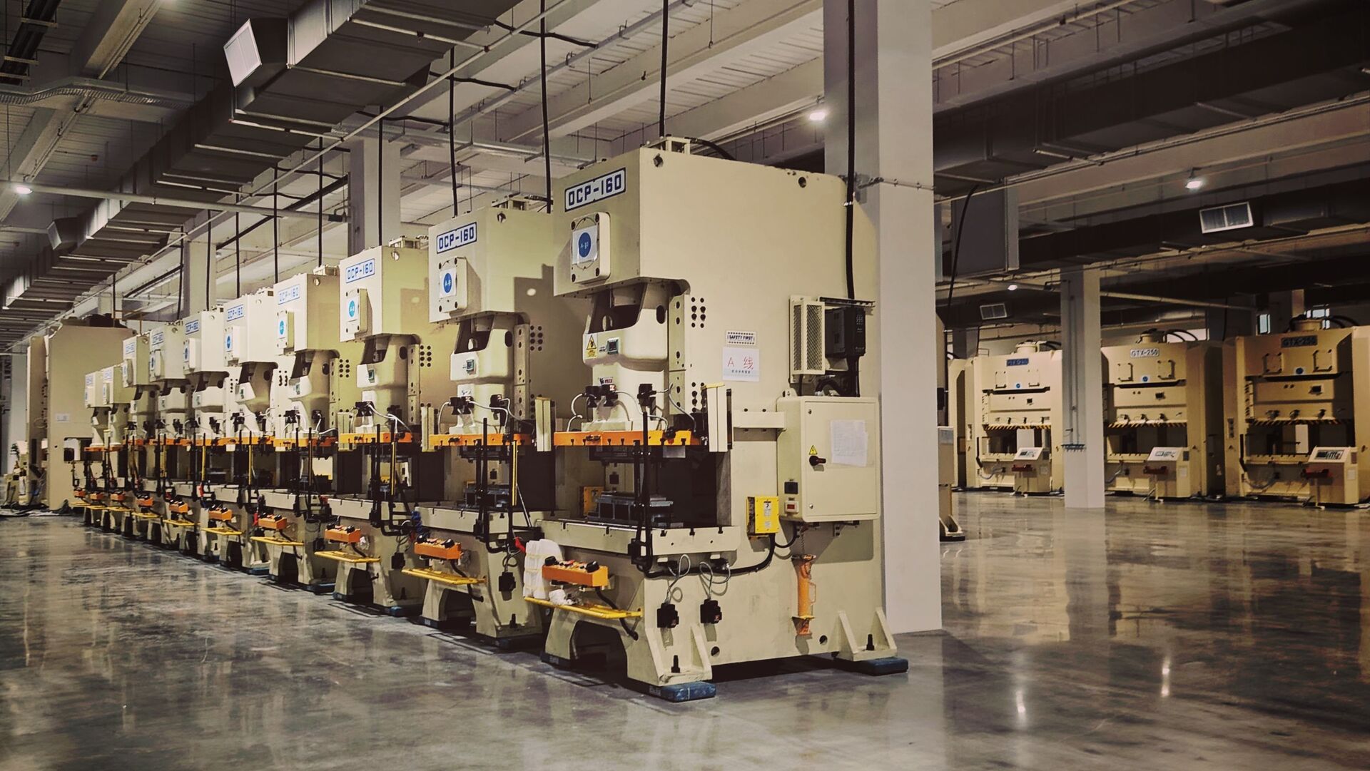 Macchinari industriali in una linea di produzione