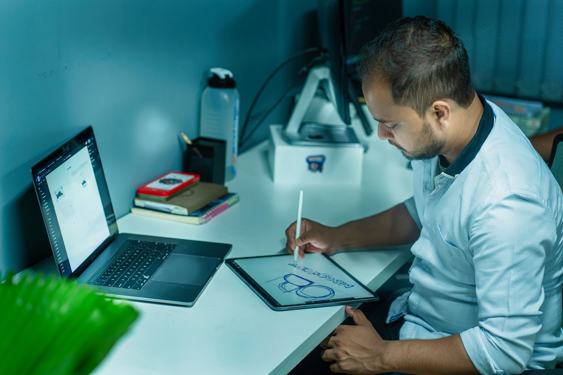 Progettazione di interfacce su tablet accanto a un computer portatile