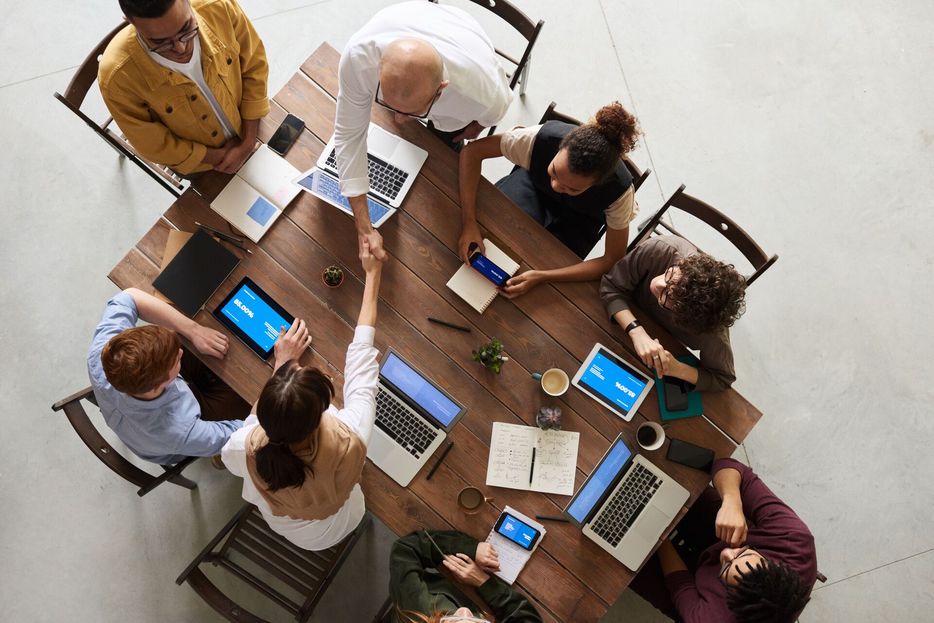 Riunione di lavoro tra consulenti e impresa