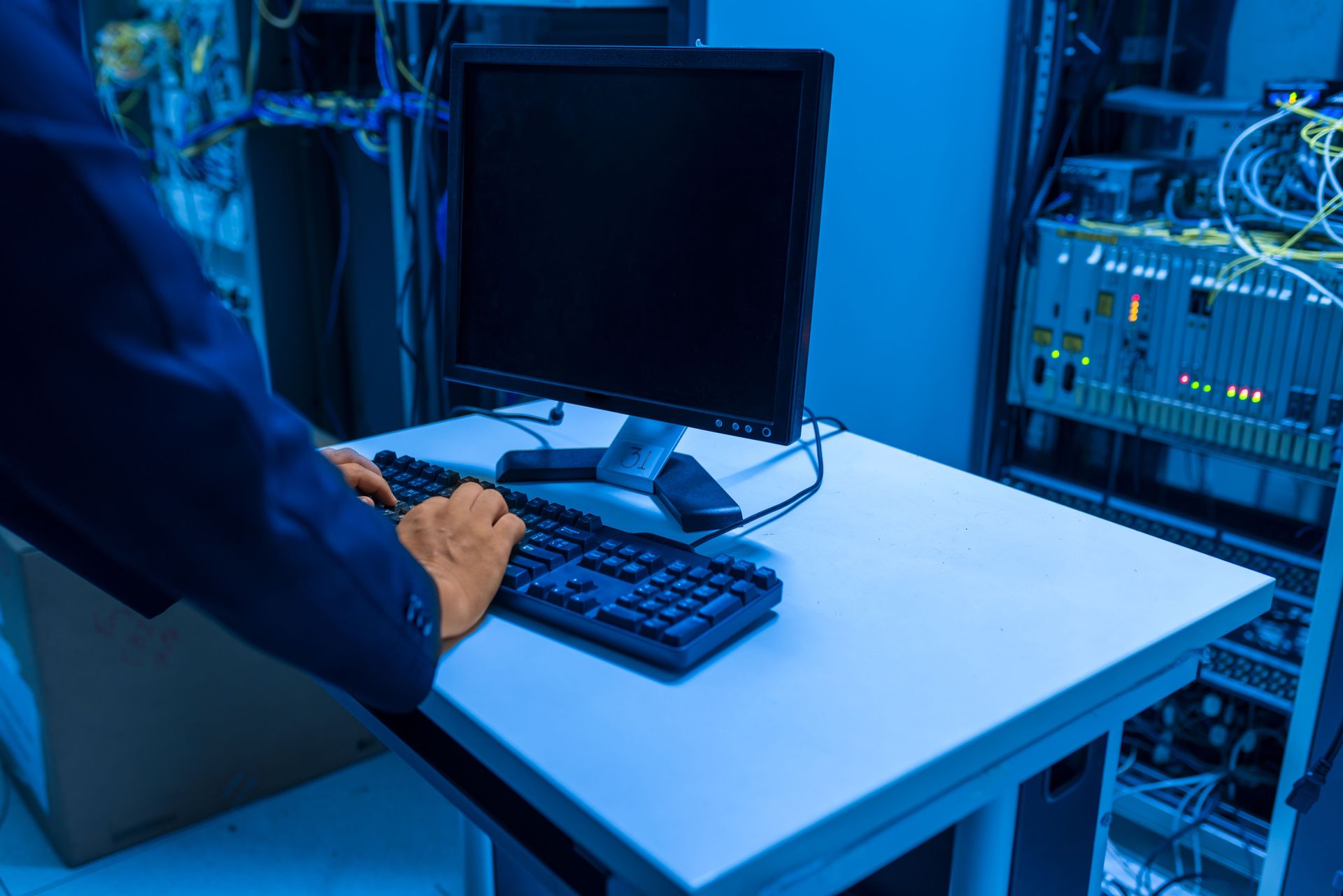 Tecnico IT al lavoro in una sala server