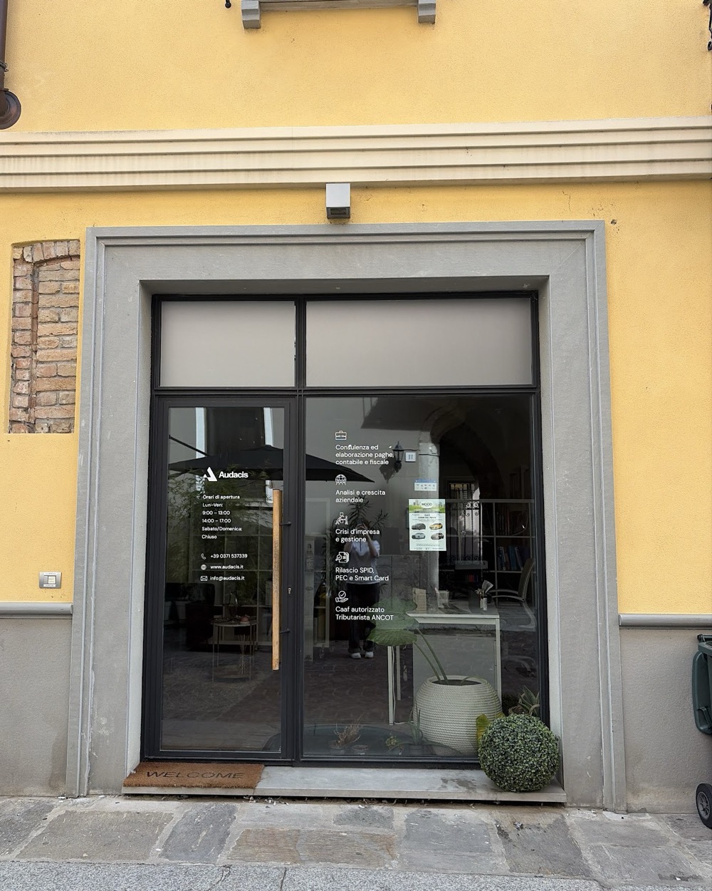 L'ingresso della sede Audacis di Lodi, in via Franchino Gaffurio 18