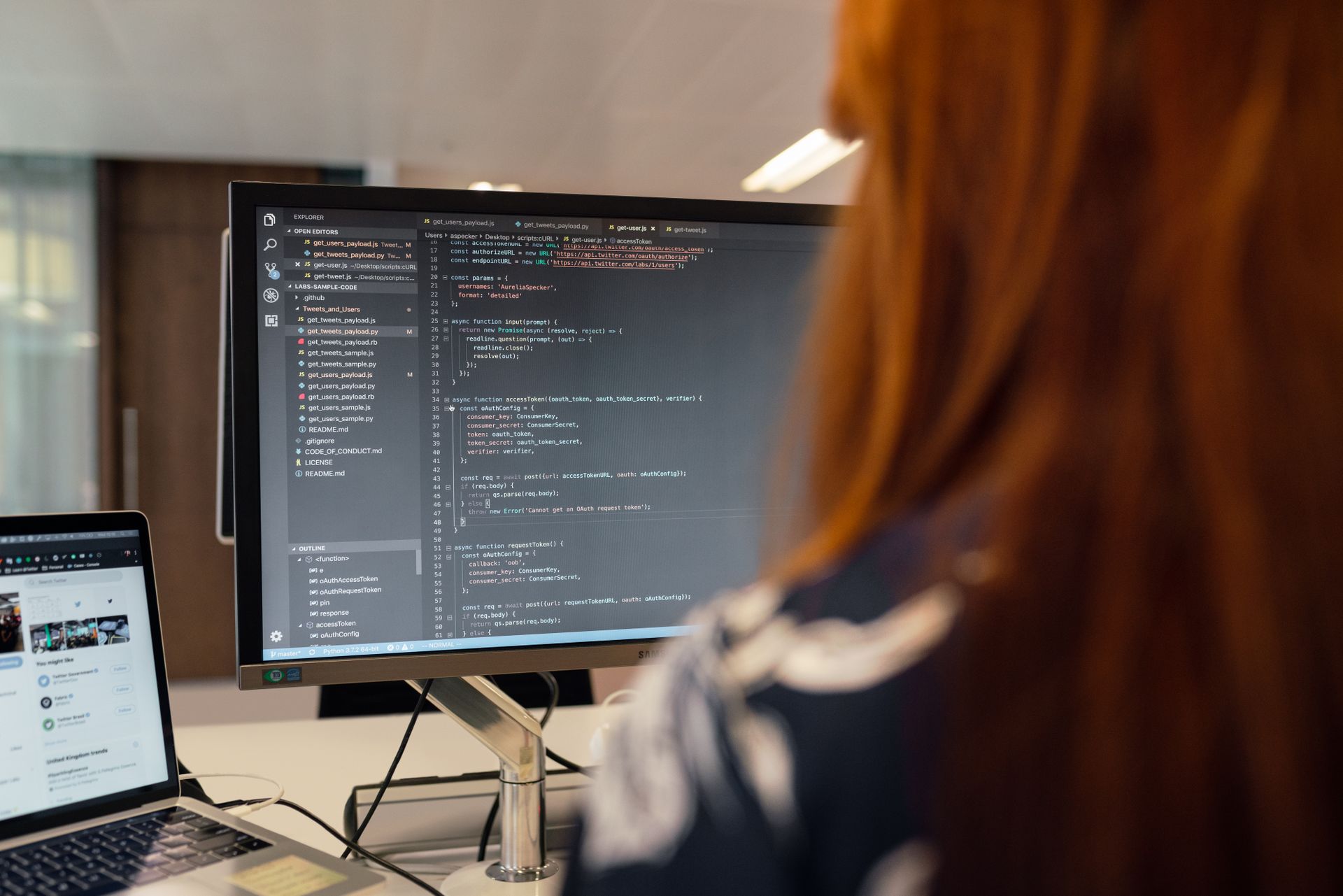 Specialista informatico al lavoro su codice davanti a un monitor
