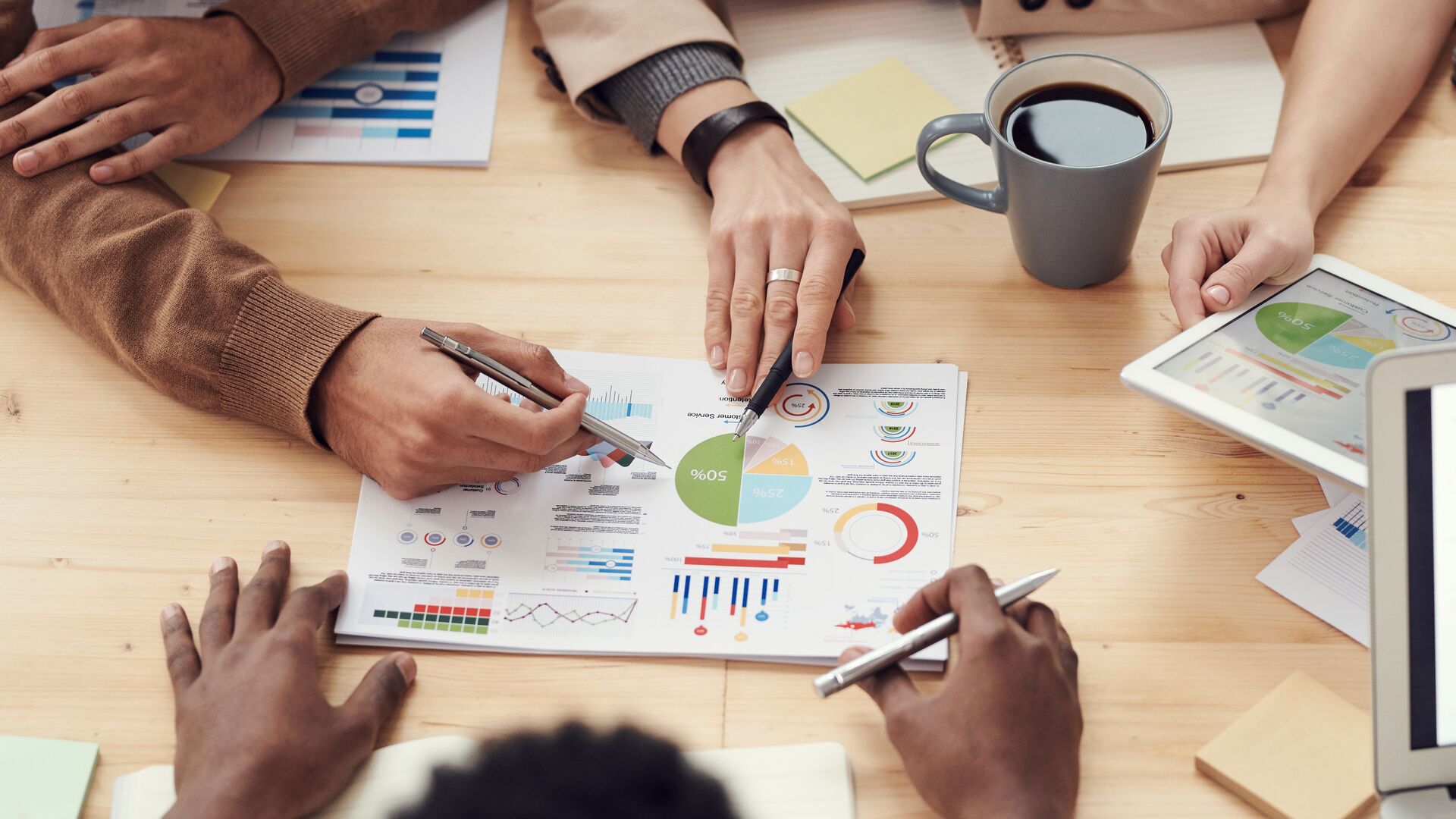 Stretta di mano tra consulente e imprenditore
