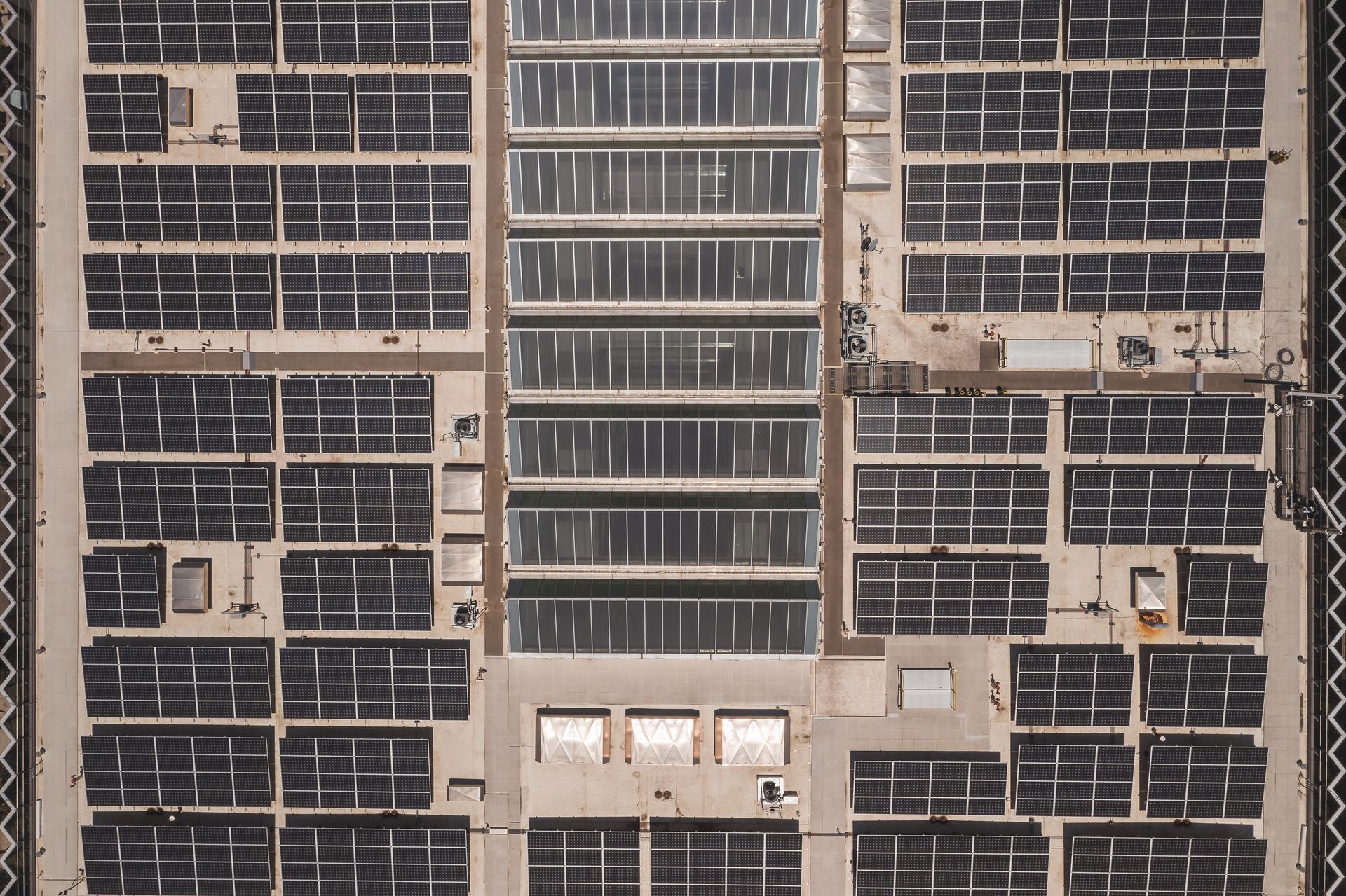 Vista dall'alto del tetto di un capannone industriale coperto di pannelli fotovoltaici per l'autoproduzione di energia